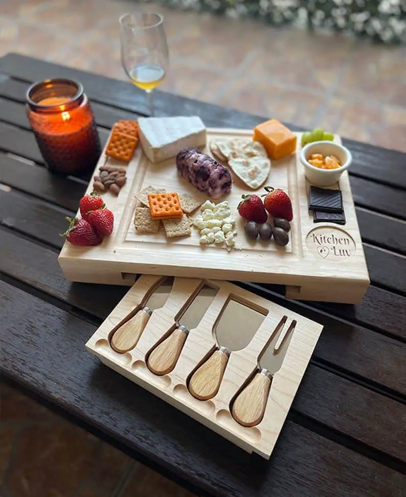 CHEESE BOARD AND KNIFE SET