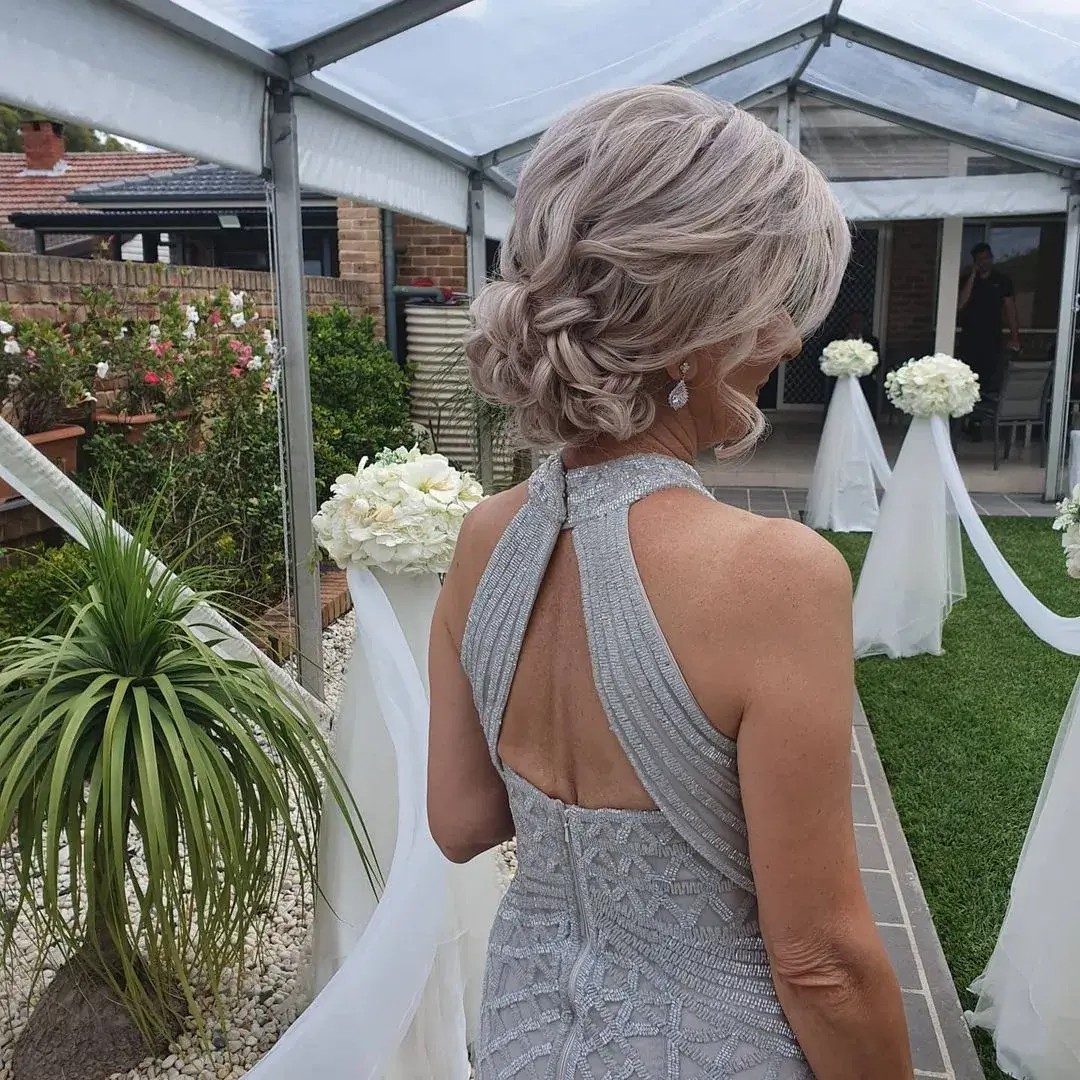 PLait short hair for the mother of the bride