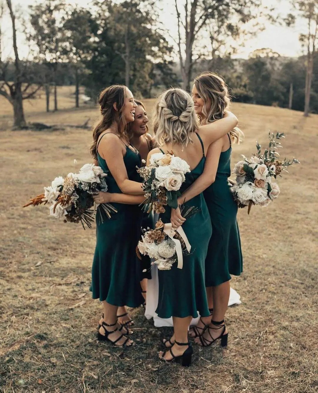 What colours go with emerald bridesmaid dresses