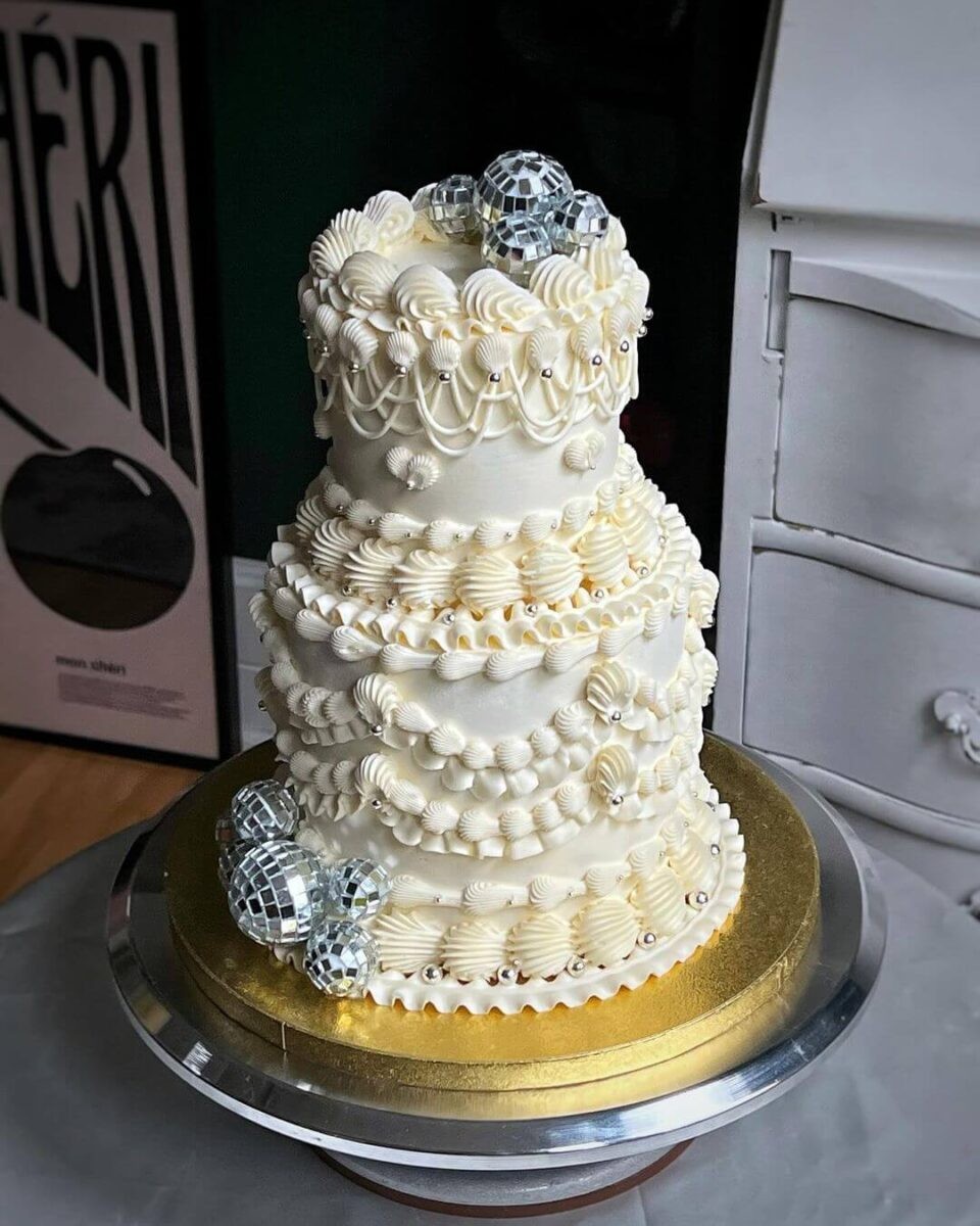 Pearl detail retro wedding cake