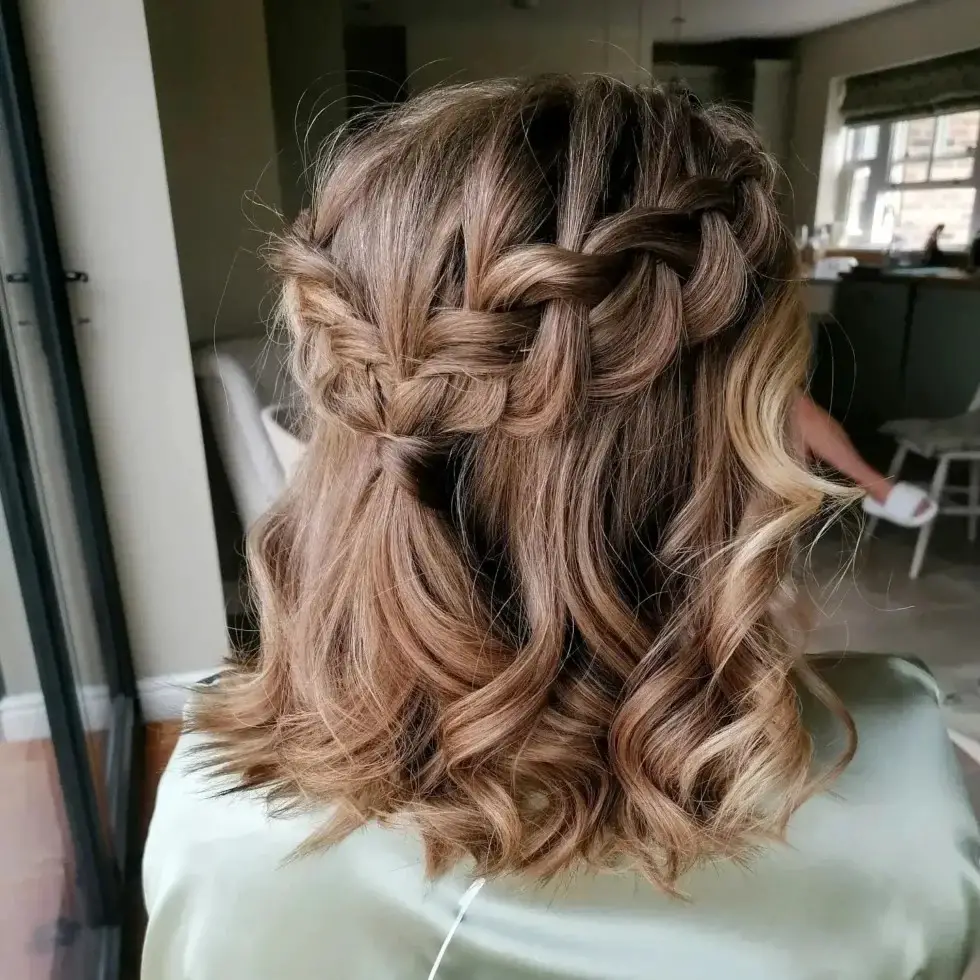 short mother of the bride’s hair with a hat